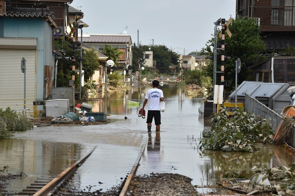 茨城県常総市の水害被災地、安倍首相が視察 写真33枚 国際ニュース:AFPBB News 茨城県常総市の水害被災地、安倍首相が視察 写真33枚 国際ニュース:AFPBB News