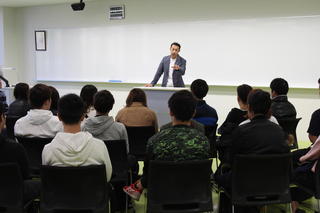 タレントの森脇健児氏を招いて「プロとして今できることを考える」をテーマに仕事へのモチベーション維持の仕方など語る講演会を11月14日に開催 -- 大阪国際大学 タレントの森脇健児氏を招いて「プロとして今できることを考える」をテーマに仕事へのモチベーション維持の仕方など語る講演会を11月14日に開催 -- 大阪国際大学