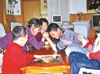 中国「SOS子どもの村」で31年間、25人の子を育てた「お母さん」 後継者は不足 中国「SOS子どもの村」で31年間、25人の子を育てた「お母さん」 後継者は不足