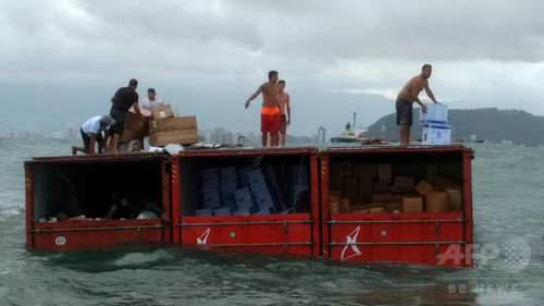 貨物船からコンテナが落下、住民らが積み荷を略奪 ブラジル 貨物船からコンテナが落下、住民らが積み荷を略奪 ブラジル