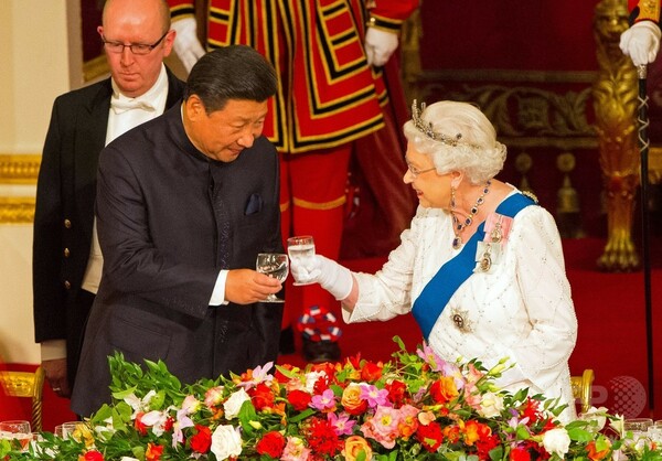 訪英の中国国家主席、女王の晩さん会に出席 周辺では抗議活動も