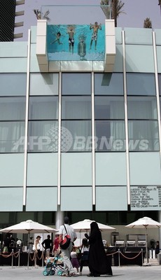 ドバイ・フェスティバル・シティーの「空中プール」 ドバイ・フェスティバル・シティーの「空中プール」
