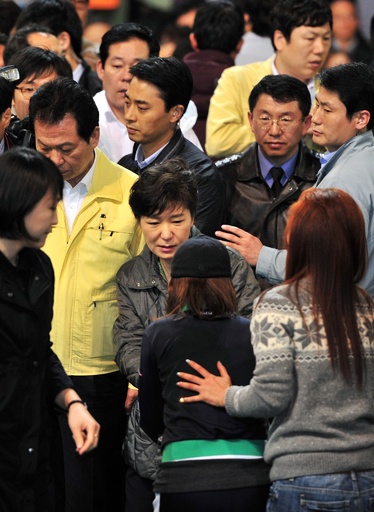 韓国旅客船沈没、死者25人に 不明者家族 大統領に詰め寄る