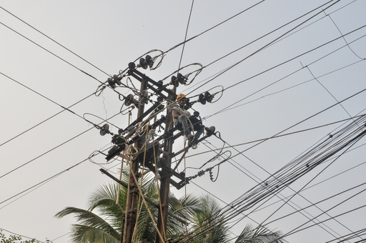 バスが送電線に接触して炎上、10人死亡 インド