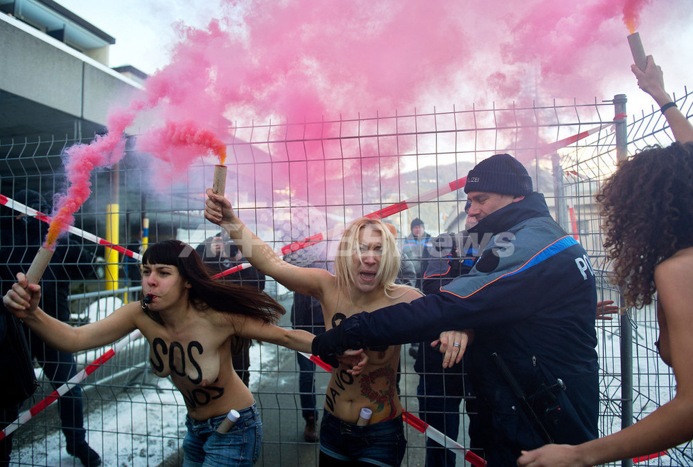 トップレスの女性権利団体femen、ダボス会議にも抗議 写真16枚 国際ニュース：afpbb News