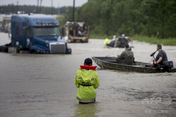米ヒューストンに夜間外出禁止令、「ハービー」直撃で大洪水