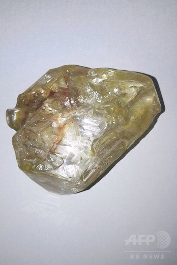 牧師が706カラットのダイヤ原石を発見、シエラレオネ 牧師が706カラットのダイヤ原石を発見、シエラレオネ