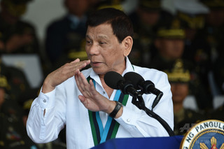 比大統領、所構わずガムをかむのは背骨の「痛みが和らぐから」 比大統領、所構わずガムをかむのは背骨の「痛みが和らぐから」