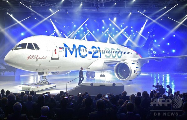 エアバス・ボーイングに挑戦、ロシア新型旅客機「MC21」初披露