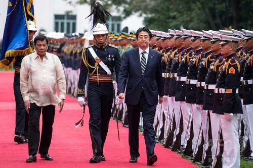 安倍首相、フィリピンに到着 ドゥテルテ大統領と会談へ 安倍首相、フィリピンに到着 ドゥテルテ大統領と会談へ