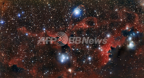 わし星雲の翼を形作るガスや塵の筋、ESOが画像公開 わし星雲の翼を形作るガスや塵の筋、ESOが画像公開