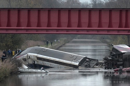 TGVが試験走行中に脱線、10人死亡 フランス