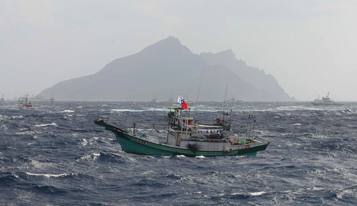 台湾の漁船数十隻が尖閣領海内に侵入、巡視船が放水