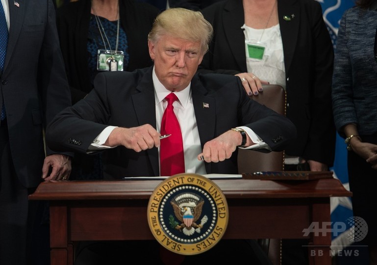 トランプ政権発足2か月、障害相次ぎ公約達成に遅れ トランプ政権発足2か月、障害相次ぎ公約達成に遅れ