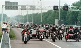 オランダ、バイク集団の対「イスラム国」戦参加を容認 オランダ、バイク集団の対「イスラム国」戦参加を容認