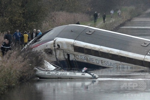 TGVが試験走行中に脱線、10人死亡 フランス