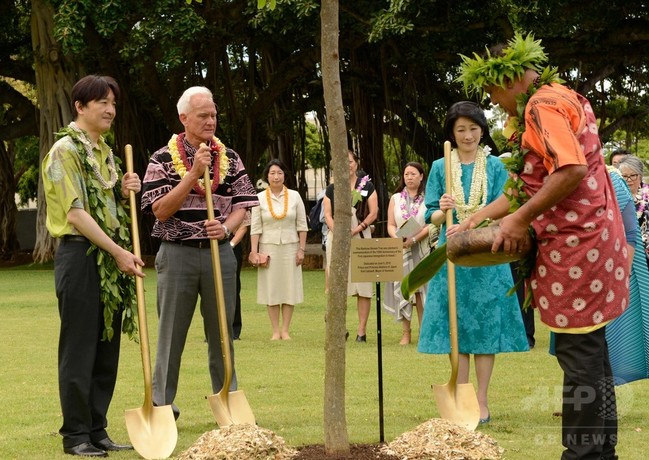 ハワイ訪問の秋篠宮ご夫妻、ホノルルで記念植樹 ハワイ訪問の秋篠宮ご夫妻、ホノルルで記念植樹