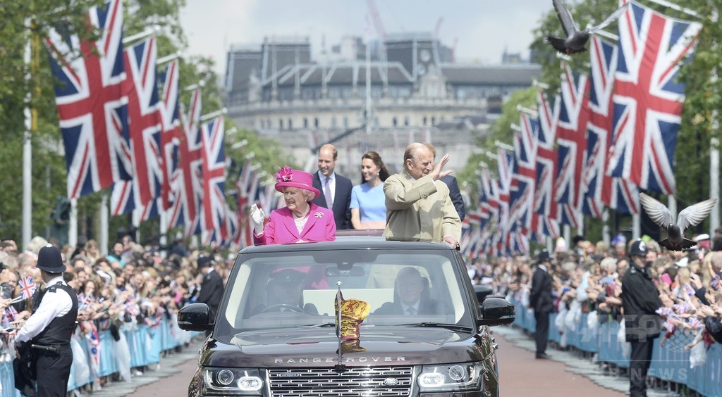 エリザベス女王90歳誕生日、宮殿外の祝賀行事に数千人