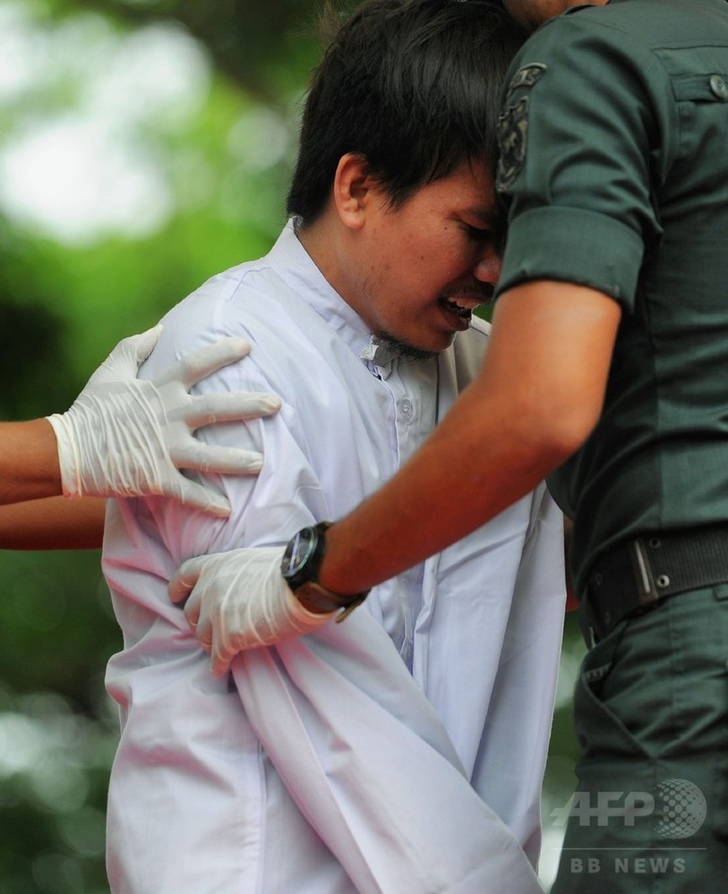 性行為した男性カップルにむち打ち83回、インドネシアで刑執行 写真10枚 国際ニュース：AFPBB News