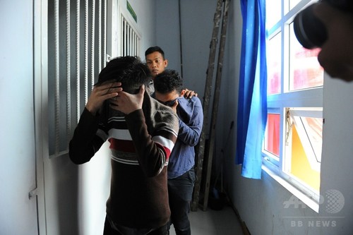 性行為した男性カップルに公開むち打ち85回の判決 インドネシア 性行為した男性カップルに公開むち打ち85回の判決 インドネシア