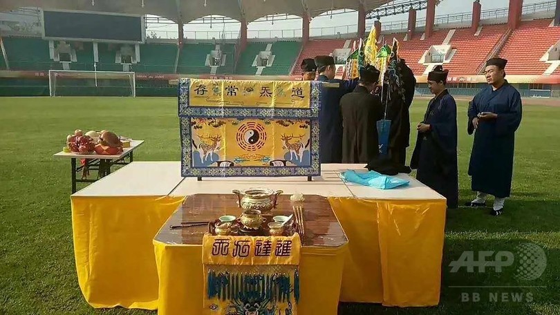 中国のプロサッカーチーム、道士が競技場で勝利祈願 協会が調査 中国のプロサッカーチーム、道士が競技場で勝利祈願 協会が調査
