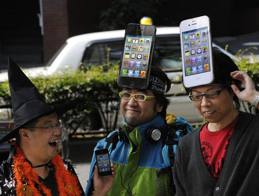 iPhone 4S発売、日本やオーストラリアで長蛇の列