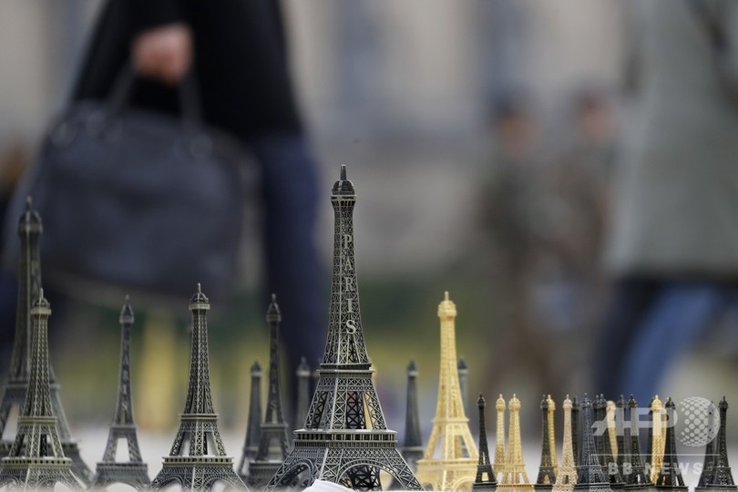 仏警察、エッフェル塔の違法な土産品20トン押収 中国人の業者摘発 仏警察、エッフェル塔の違法な土産品20トン押収 中国人の業者摘発