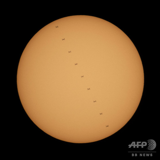 太陽の前を横切る国際宇宙ステーション、NASA公開 太陽の前を横切る国際宇宙ステーション、NASA公開