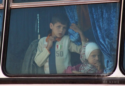 包囲下のシリア住民退避、厳戒下で再開 自爆攻撃後初 包囲下のシリア住民退避、厳戒下で再開 自爆攻撃後初