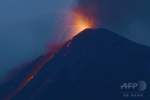 中米グアテマラ、フエゴ火山が噴火