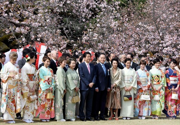 安倍首相主催の「桜を見る会」1万6000人招待