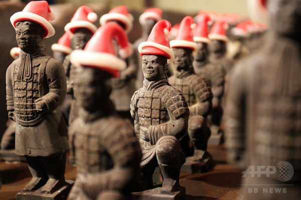 サンタの帽子かぶった「チョコ兵馬俑」、中国・陝西省