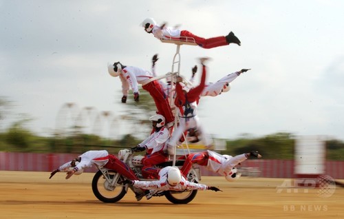 バイクの上で人間ピラミッド、インド兵が曲芸披露 バイクの上で人間ピラミッド、インド兵が曲芸披露