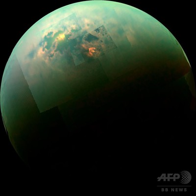 太陽の光を反射して輝くタイタンの湖、NASAが画像公開 太陽の光を反射して輝くタイタンの湖、NASAが画像公開