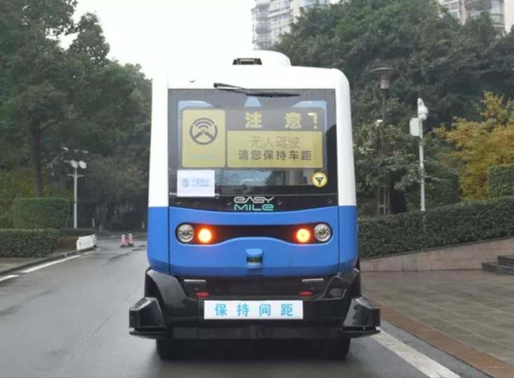 5G自動運転バスのテスト走行 重慶市 5G自動運転バスのテスト走行 重慶市