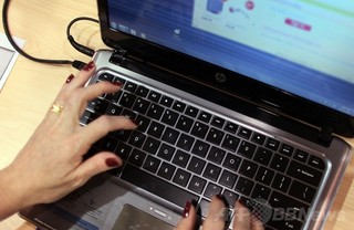 安価なUSB充電器で女性感電死か、豪当局が警鐘 安価なUSB充電器で女性感電死か、豪当局が警鐘