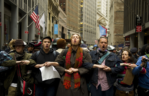 NY｢オキュパイ」デモがウォール街を占拠、2万人行進も 米国