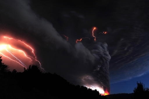 南米チリのプジェウエ火山、中程度の噴火続く
