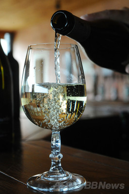 適量の飲酒も体に良くない? 定説に疑問 研究 適量の飲酒も体に良くない? 定説に疑問 研究