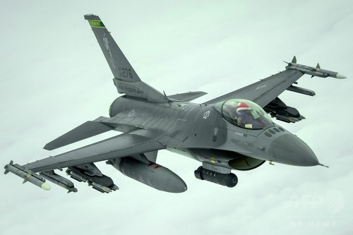 サンタの赤い帽子をかぶり任務遂行 米空軍のパイロット サンタの赤い帽子をかぶり任務遂行 米空軍のパイロット