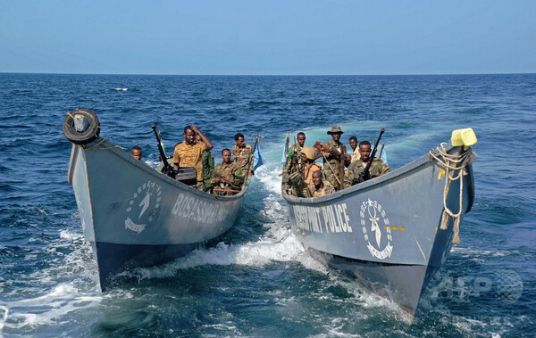 ソマリア沖タンカー乗っ取り、海賊が乗組員を解放