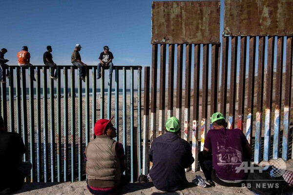 中米の移民キャラバン、一部が対米国境に到着 米側はバリケード設置