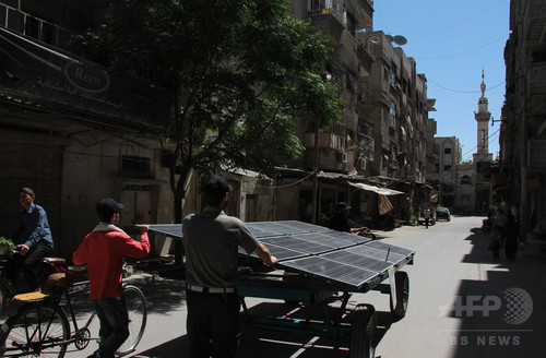 内戦続くシリアの町で台車に載せた太陽光発電機が活躍中 内戦続くシリアの町で台車に載せた太陽光発電機が活躍中