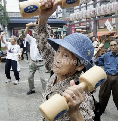 日本の高齢者、100歳以上が4万人突破 日本の高齢者、100歳以上が4万人突破