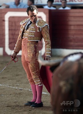 スペインの人気闘牛士、牛に角で刺されて死亡 フランス スペインの人気闘牛士、牛に角で刺されて死亡 フランス