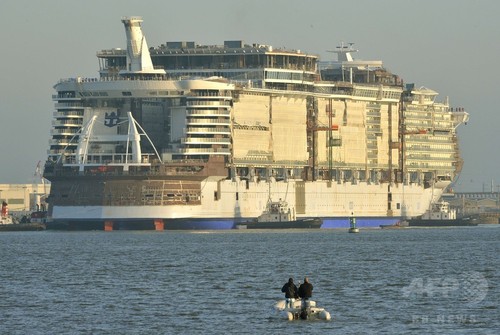 建造中の世界最大の客船、フランスで進水