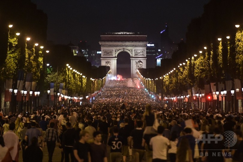 W杯決勝と革命記念日が重なる週末、仏全土で11万人規模の警備態勢へ W杯決勝と革命記念日が重なる週末、仏全土で11万人規模の警備態勢へ