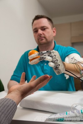 触感と形を伝える「バイオニック・ハンド」、欧州チームが開発 触感と形を伝える「バイオニック・ハンド」、欧州チームが開発