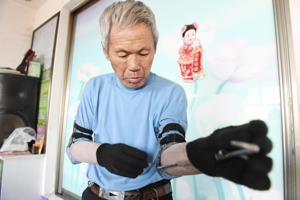 義手で義肢製作 「鉄腕の超人」孫吉発さん