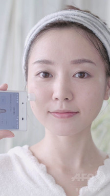 スマホを使って測定、カネボウ発アプリ連動の「肌水分センサー」 スマホを使って測定、カネボウ発アプリ連動の「肌水分センサー」